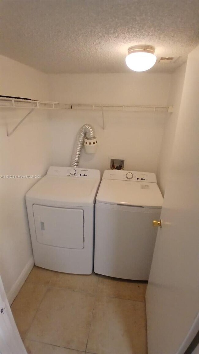 Building Photo - 1562 Lake Crystal Dr