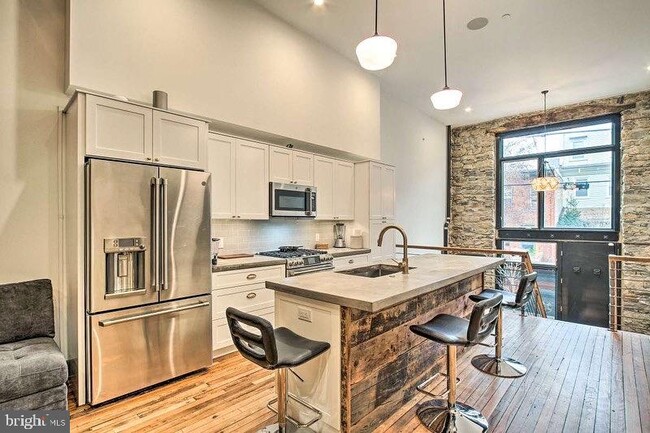 Building Photo - 2128 E Firth St