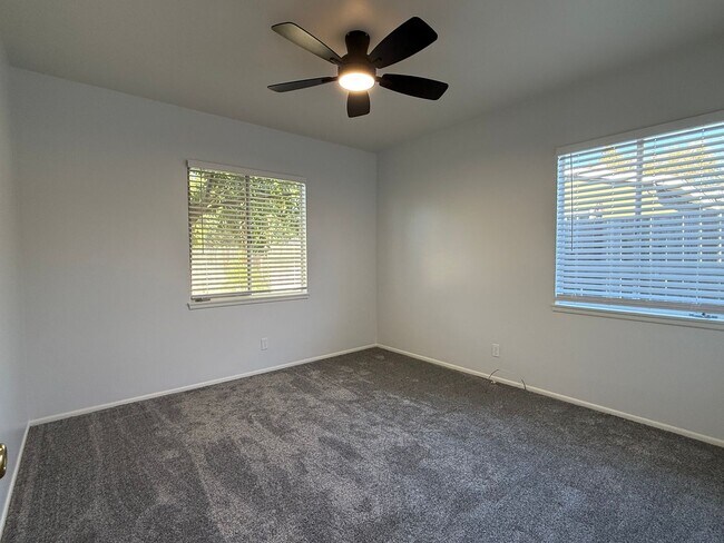 Building Photo - 3 Bed 1 1/2 Bath Updated Home