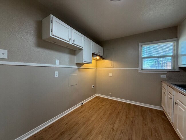 Building Photo - AVAILABLE NOW 2 BEDROOM 1 BATH WITH BONUS/FLEX ROOM IN SOUTH FORT WORTH