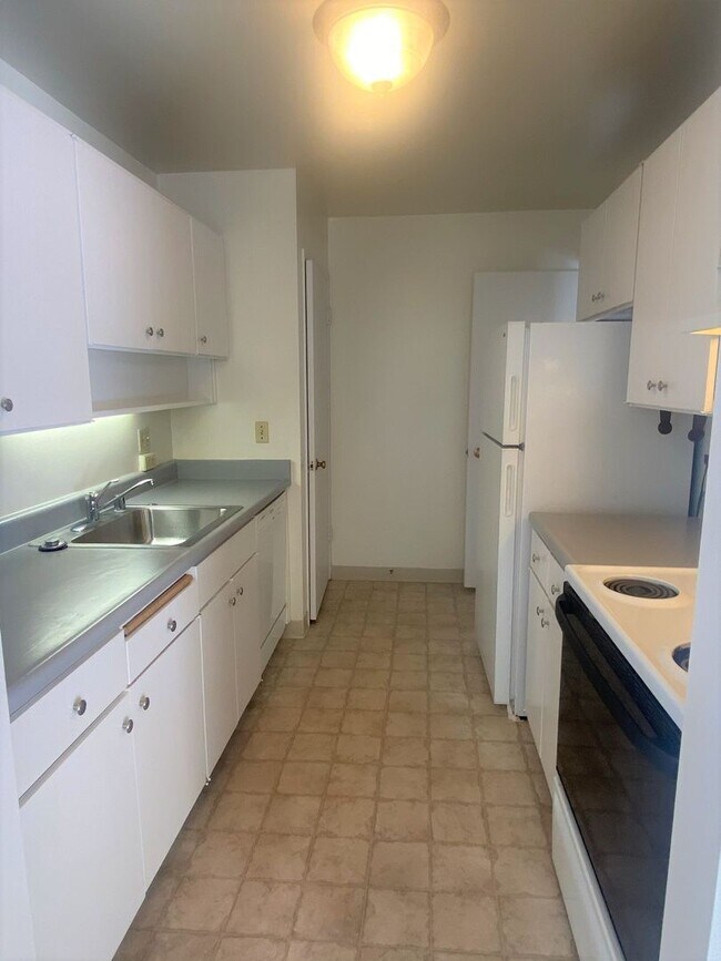 Building Photo - $500 MOVE IN SPECIAL!! One Bedroom Condo A...