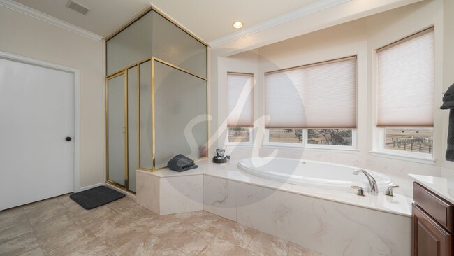 Building Photo - Country Living on 13.5 Acres