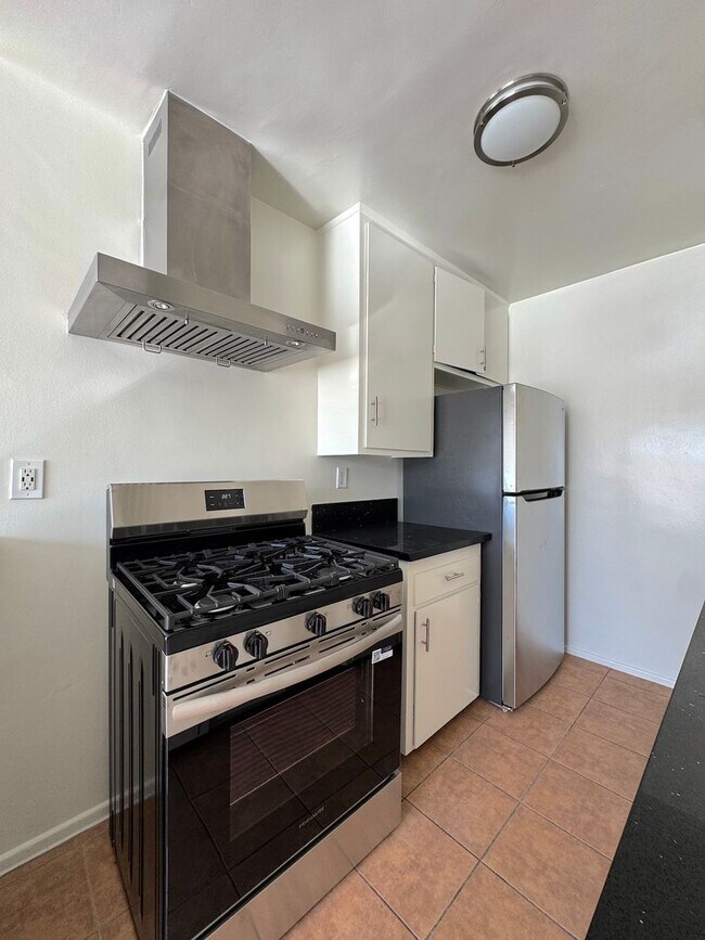 Building Photo - Spacious Top Floor 1 Bedroom in West Hollywood!
