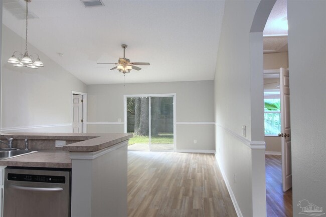 Building Photo - 609 Saleta St