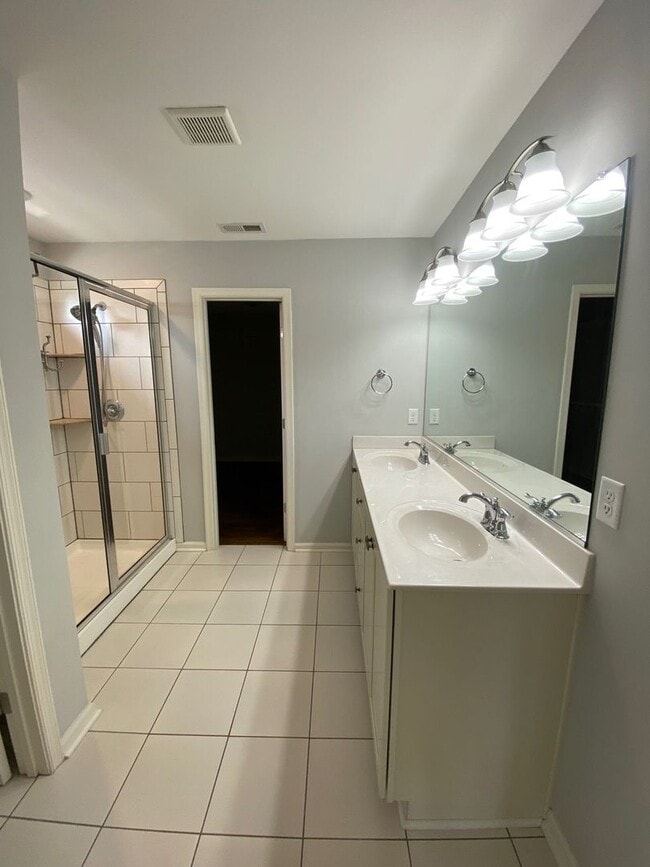 Building Photo - Introducing a stunning Condo with a coasta...