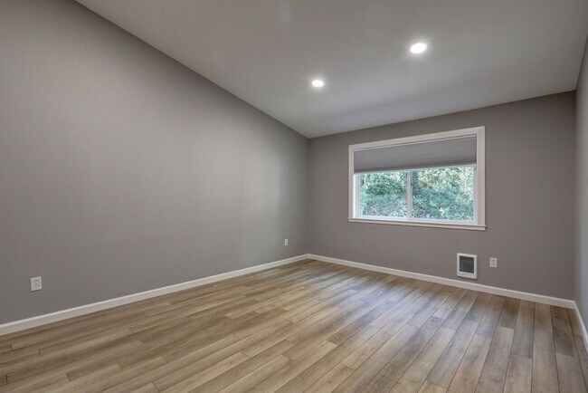 Building Photo - Spacious 2bd + DEN, 1.75ba Condo available in the heart of Issaquah!