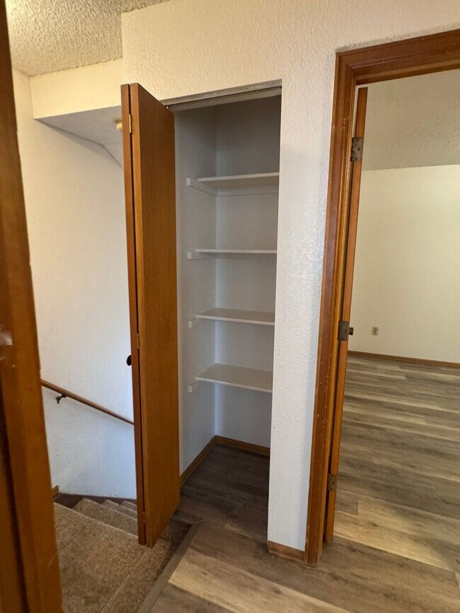 Building Photo - Sunny and Cute 2 Story, 2Bed, 1.5Bath Townhouse in Grand Junction!!!!