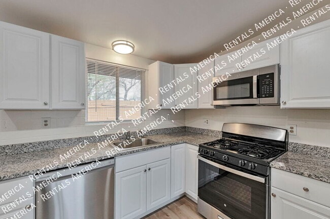 Building Photo - 3042 N Sparkman Blvd