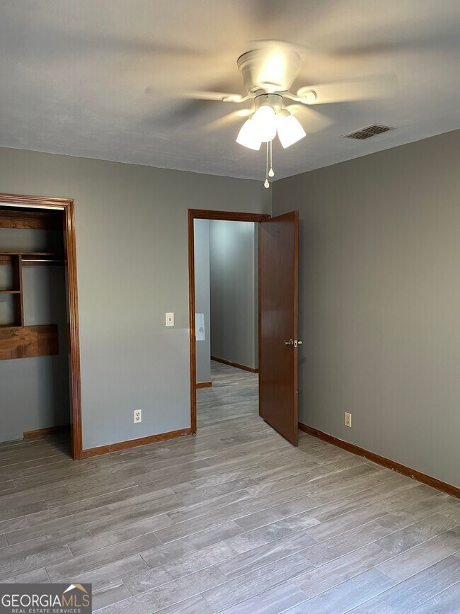 Building Photo - 211 N Woodvalley Dr