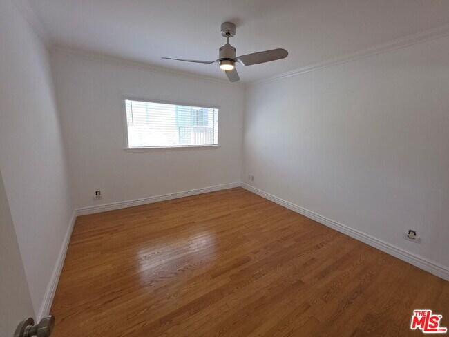 Building Photo - 670 Broadway St