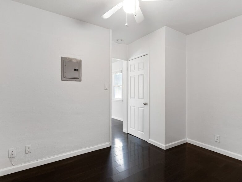 Building Photo - 1911 Church St