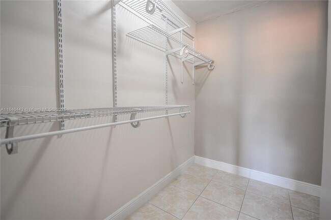 Building Photo - 2150 Bay Dr