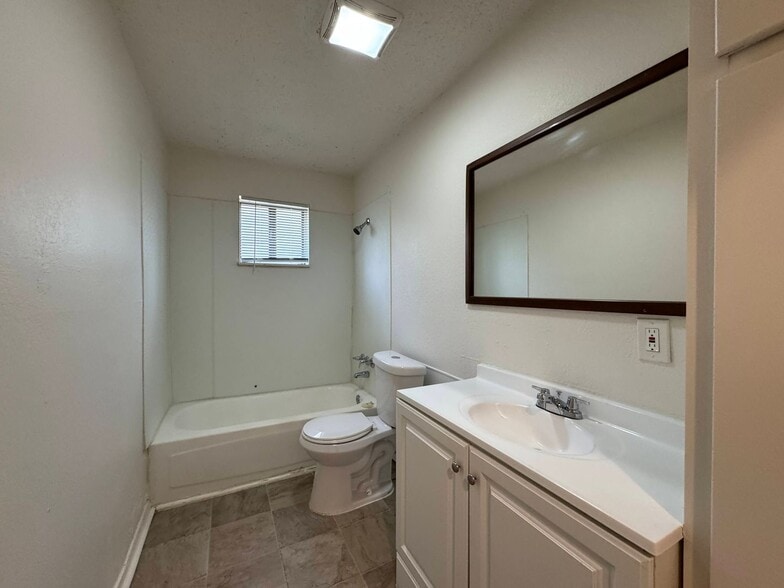 Building Photo - 715 N 20th St