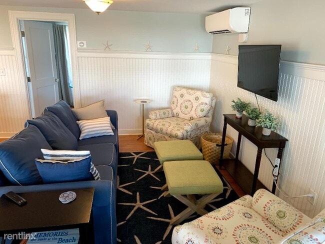 Building Photo - 2 br, 1 bath Apartment - 8 Pine Tree Avenue