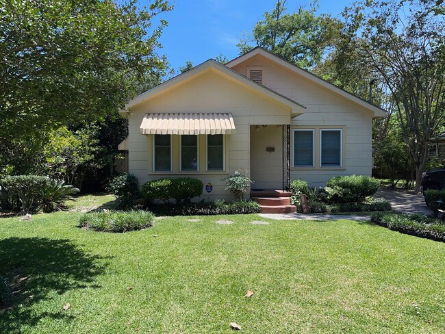 Building Photo - 2 bedrooms 1 bath - Large Yard