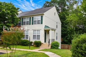 Building Photo - 3 Bed, 2.5 Bath Townhome with Modern Amenities / Available Soon!