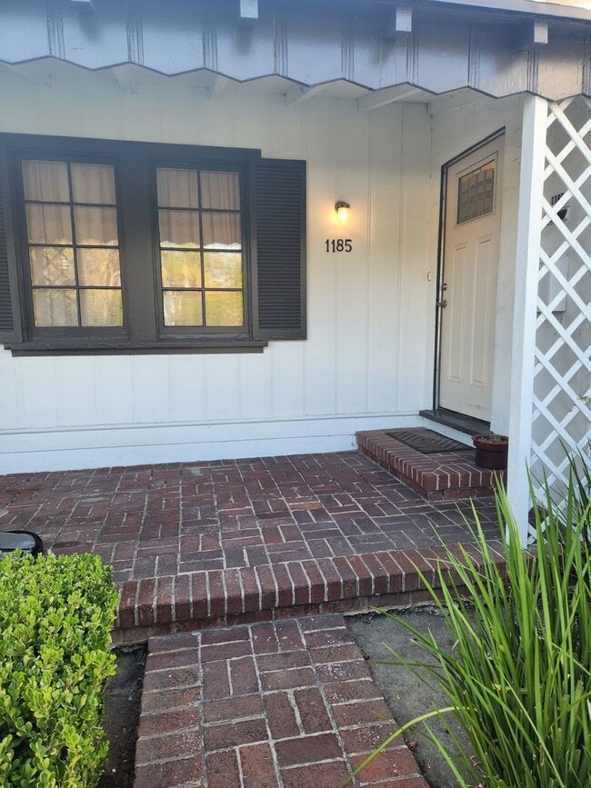 Building Photo - Miracle Mile 3bed/2 bath House with two Gated Yards for Lease!