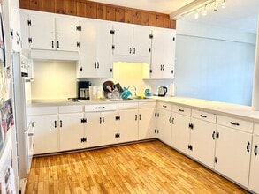 Building Photo - 366 Main St