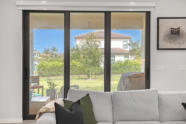 Building Photo - 4740 Chantilly Rd