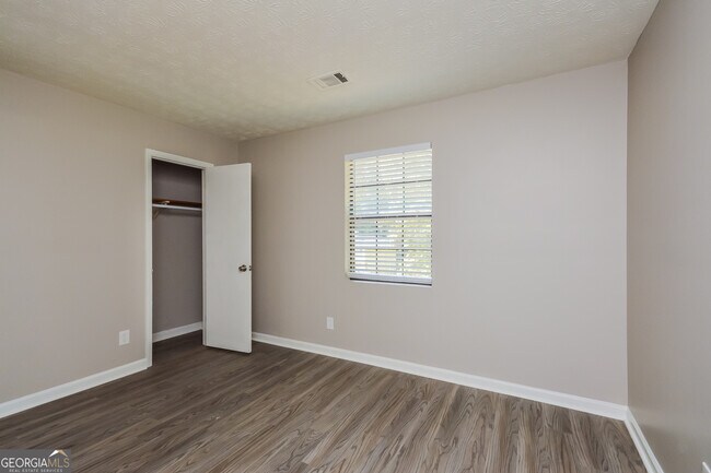 Building Photo - 4585 Old Lake Dr