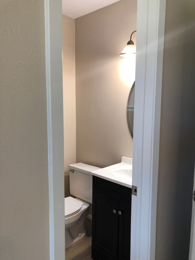 Building Photo - 3 Bedroom / 2 Bath / 2 Car Garage in Quiet...