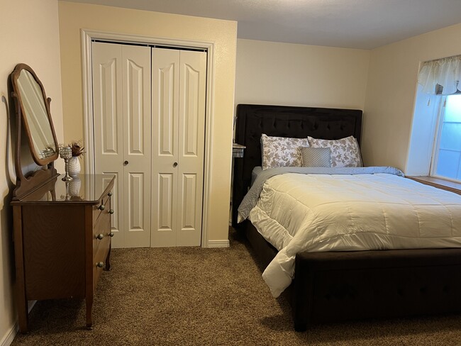 Bedroom, queen bed - 575 N Canyon Creek Rd