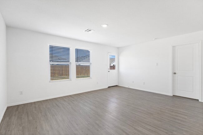 Building Photo - Charming Home Awaits: Spacious & in a Prime Location