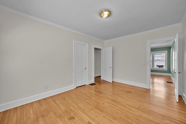Building Photo - 876 Courtenay Dr NE