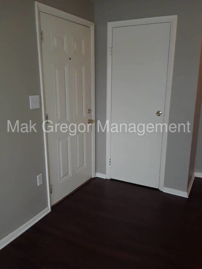 Building Photo - 2 BDRM Apt, New Flooring, Appliances, C/A.