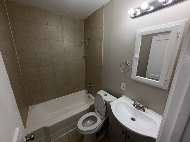 Building Photo - Charming 3-Bed, 1-Bath Home with Spacious Yard