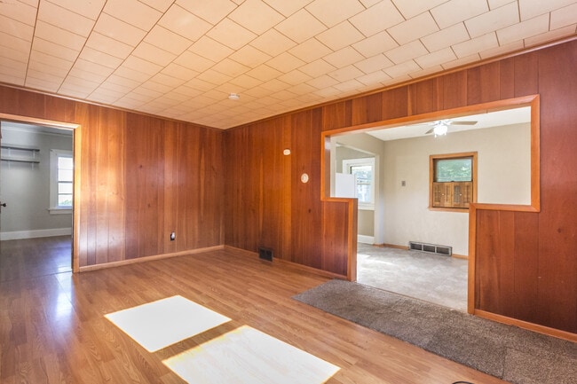 Building Photo - 2 Bedroom 2 Bathroom Home Available