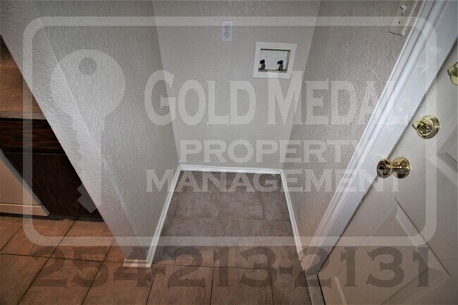Building Photo - 2600 Lucille Dr