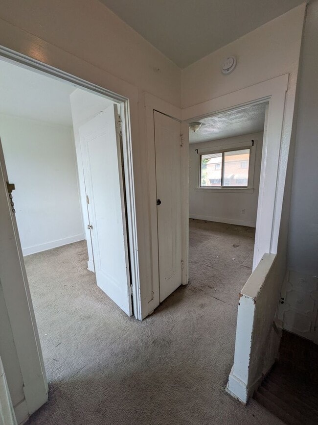 Building Photo - 2 bed 1 bath home with large living room a...