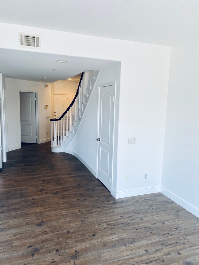 Building Photo - 532 N Mariposa Ave