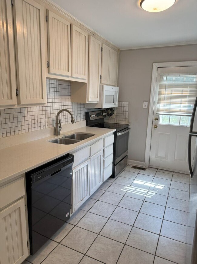 Building Photo - Near West End 3 bed Rancher ready for you!