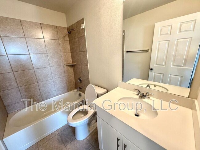 Building Photo - 2006 Hummingbird St