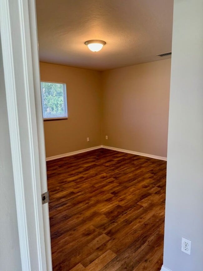 Building Photo - 18-Month Lease at $1,425 / 12-Month Lease ...