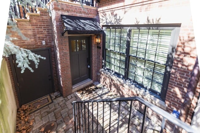 Building Photo - 266 E Gay St