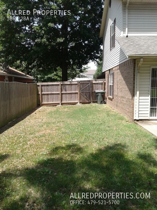 Building Photo - 822 N Daisy Ln