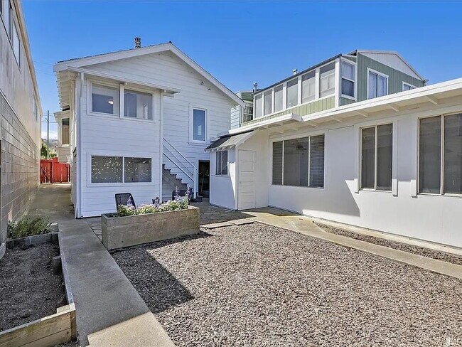 Building Photo - "Charming 2-Bed Sanctuary in San Francisco – Cozy 900 Sq Ft Retreat!"