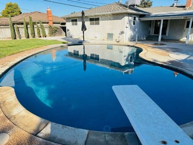 Building Photo - $2,300 First & Bullard 3 Bedroom, Pool, Ho...