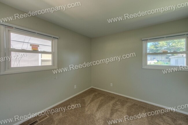 Building Photo - 3 Bedroom / 1 Bathroom Home