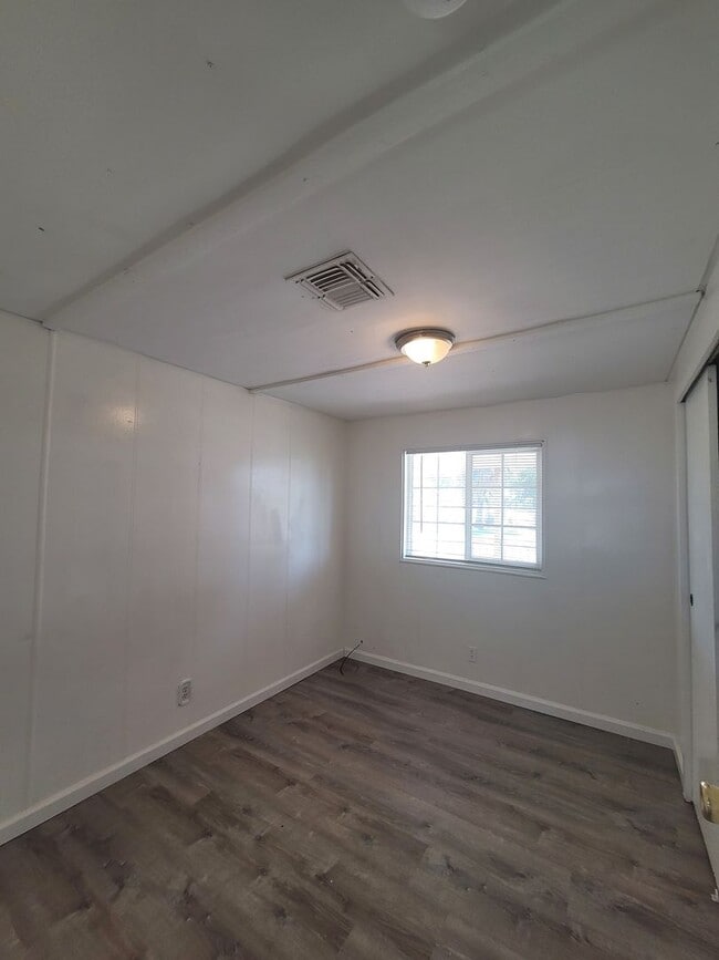Building Photo - Cozy 2-Bedroom Home with Huge Garage in Kn...