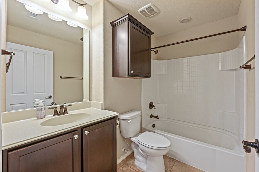 Building Photo - 245 Mariposa Ln