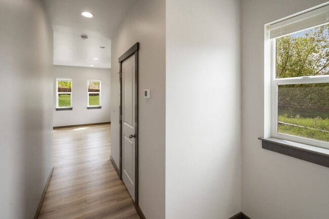 Building Photo - Gorgeous 3 Bedroom condos with double stal...
