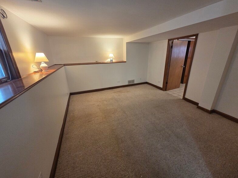 Building Photo - 4651 N Leamington Ave