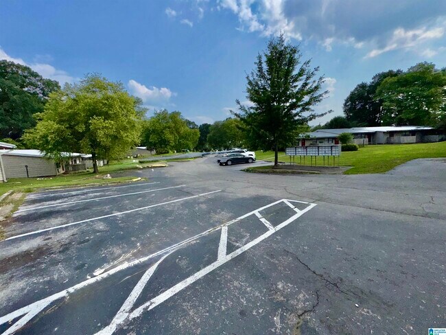 Building Photo - 1700 Greenbrier Dear Rd