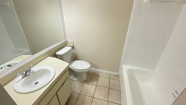 Building Photo - Two Bedroom, Two Bath in Orlando - Priced to Rent!