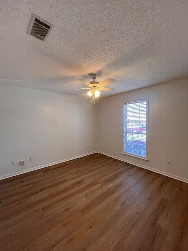 Building Photo - Conveniently located close to shopping, schools, etc.