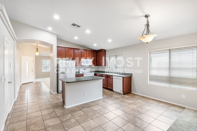 Building Photo - Open Concept living with tons of living space!